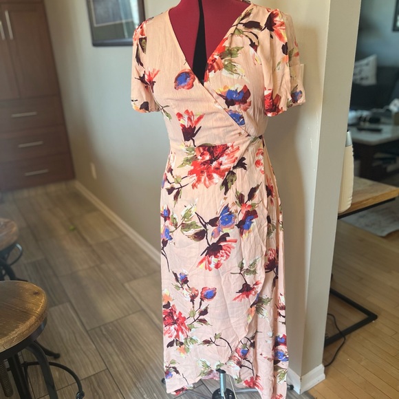 Anthropologie Dresses & Skirts - BNWT! Blush floral print midi wrap dress. Size small, open butterfly sleeves. 🦋